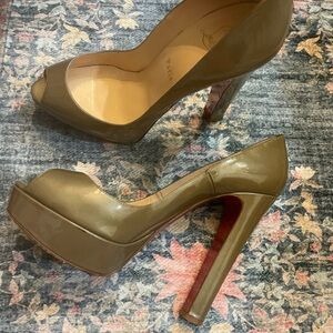 ❌ SOLD ❌ Elegant Beige Louboutin Peep-Toe Heels